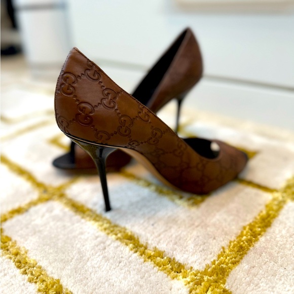 Gucci Brown Leather Embossed Stiletto Heels - Size 39. A minimalist dream. - Picture 1 of 4